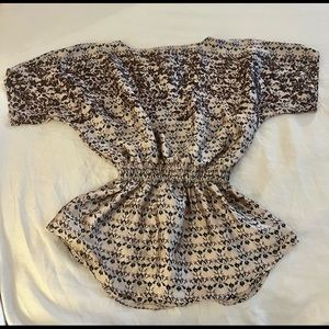 Nice smock top. Elastic in the waist. Shortsleeved light weight top.